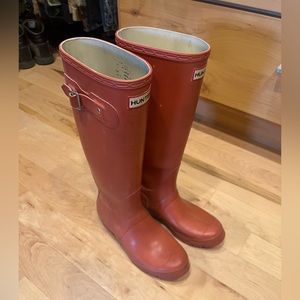 HUNTER Red Rainboots, Size 7, gently worn, great condition
